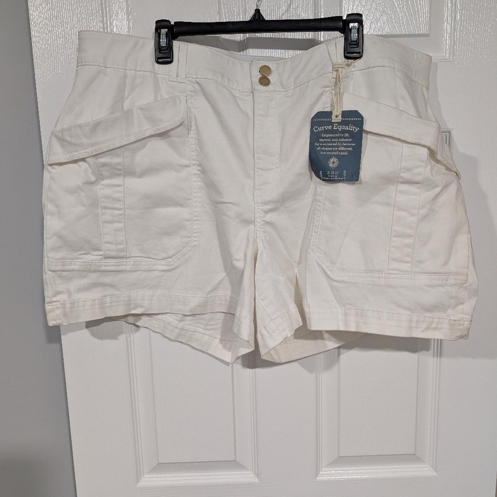 NWOT Democracy "Ab"Solution White High Rise Shorts in Size 24W